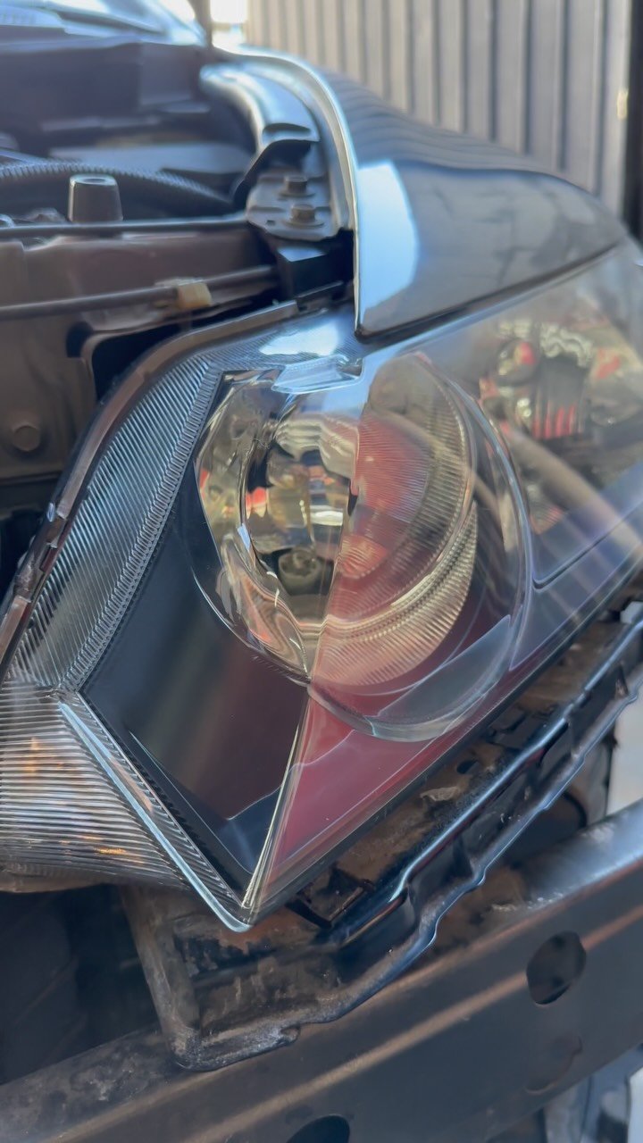 Farol de carro restaurado e polido, em detalhe macro
