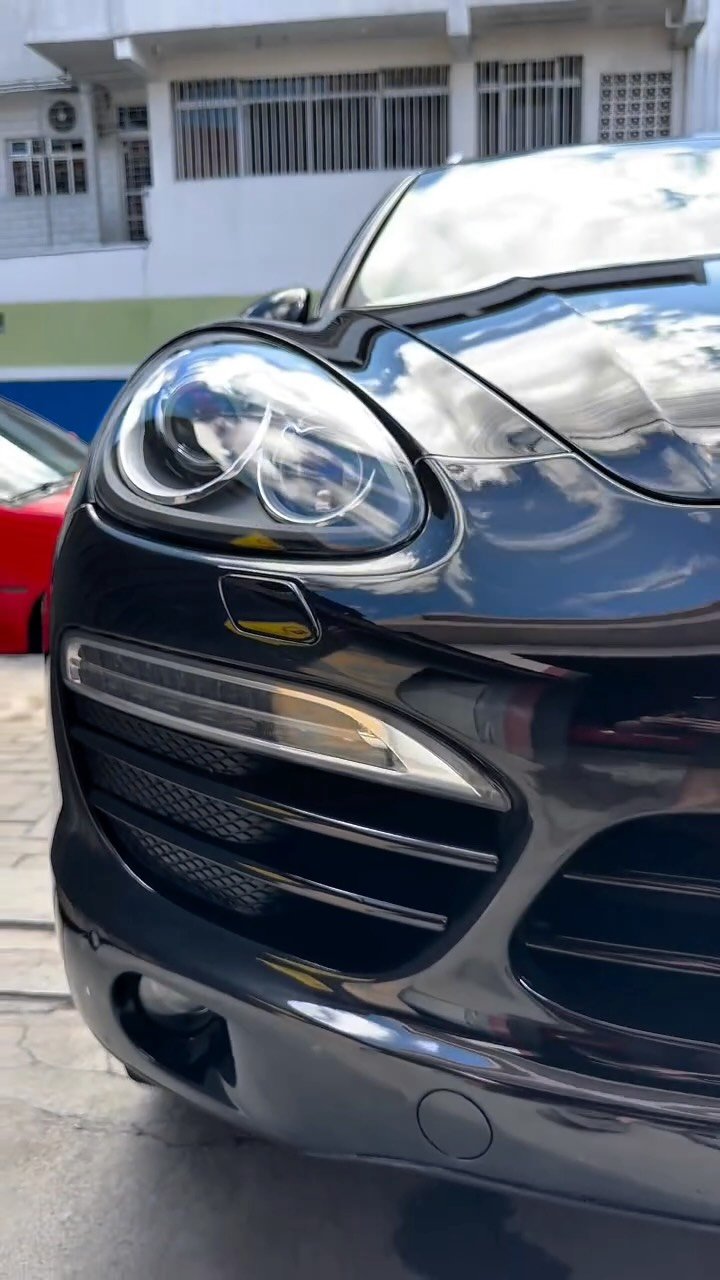 Farol e para-choque de Porsche Cayenne preto após polimento